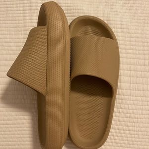 Women’s Cloud Shoes in Tan